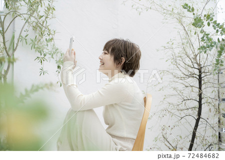 スマートフォンを操作する若い女性 72484682
