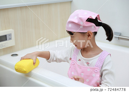 お風呂掃除を手伝う5歳の女の子 72484778