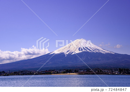 河口湖と雪化粧する富士山 河口湖と雪化粧する富士山 72484847
