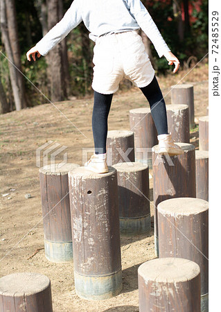 公園で遊ぶ子供の様子 公園で遊ぶ子供の様子 72485529