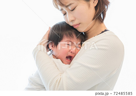 泣く赤ちゃんをあやす母親 72485585