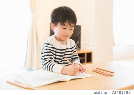 お絵かきをする小学生 72485590