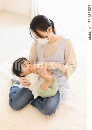 ミルクをあげる保育士 ミルクをあげる保育士 72485625