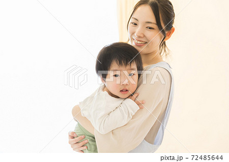 赤ちゃんを抱っこする保育士 72485644