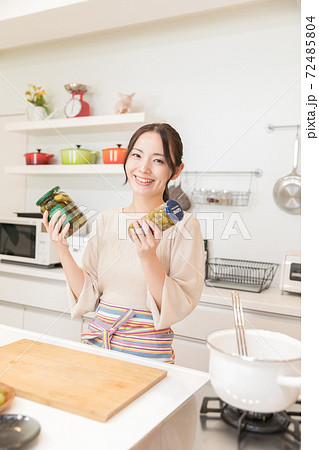 食事を作る女性 食事を作る女性 72485804