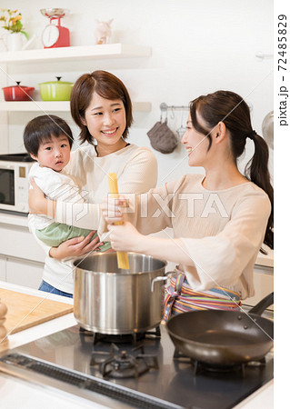 食事を作るママ友 72485829