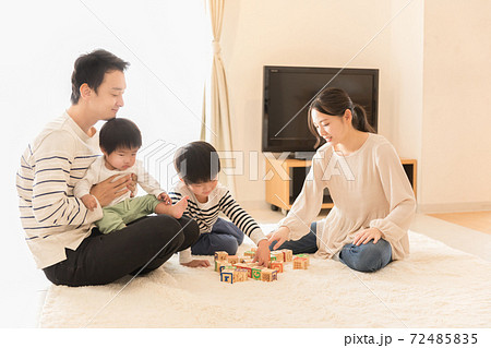 テレワーク中のリアル父親 テレワーク中のリアル父親 72485835