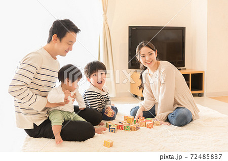 テレワーク中のリアル父親 テレワーク中のリアル父親 72485837