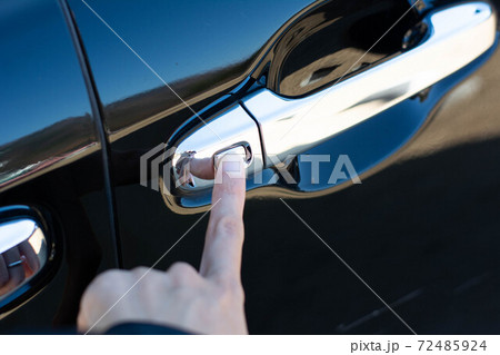車をロックする様子 車をロックする様子 72485924