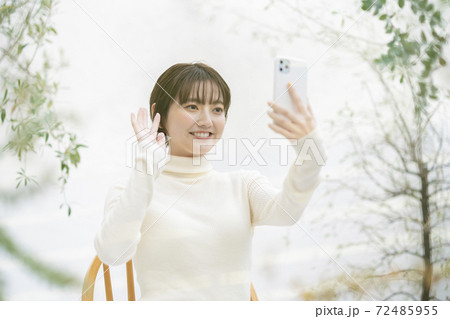 スマートフォンを使ってビデオ通話する女性 スマートフォンを使ってビデオ通話する女性 72485955