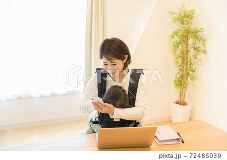 赤ちゃんを抱きながらテレワーク 赤ちゃんを抱きながらテレワーク 72486039
