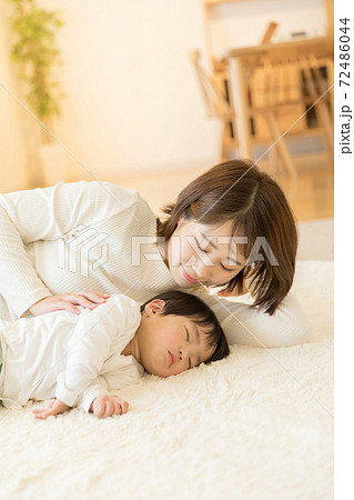 赤ちゃんと添い寝をする母親 赤ちゃんと添い寝をする母親 72486044