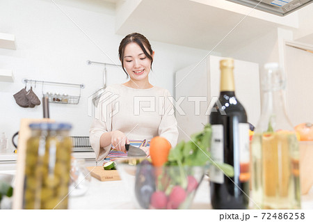 食事を作る女性 食事を作る女性 72486258