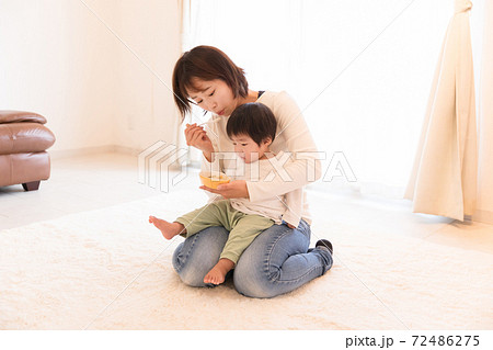 離乳食を与える母親 72486275