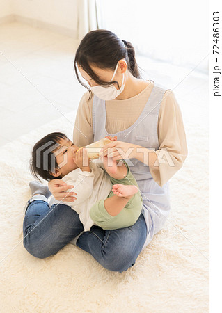 ミルクをあげる保育士 ミルクをあげる保育士 72486303