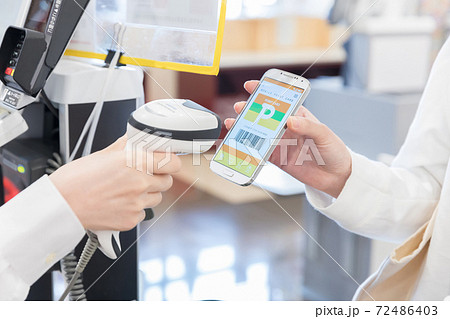 スーパーでの会計　クイックペイ 72486403
