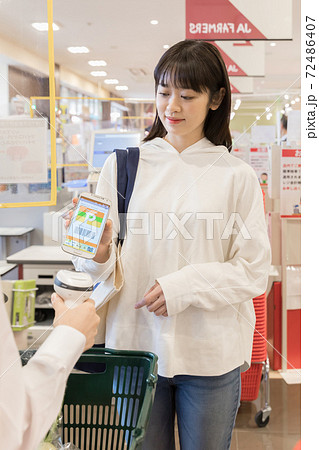 スーパーでの会計　クイックペイ 72486407