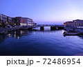 夕焼けのシラクーサのボート係留場と橋 72486954
