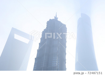 朝靄の中の上海の高層ビル 朝靄の中の上海の高層ビル 72487151