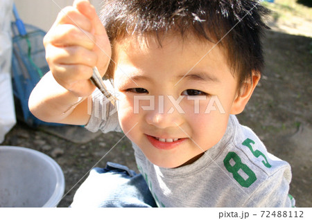 魚をつかむ少年 72488112