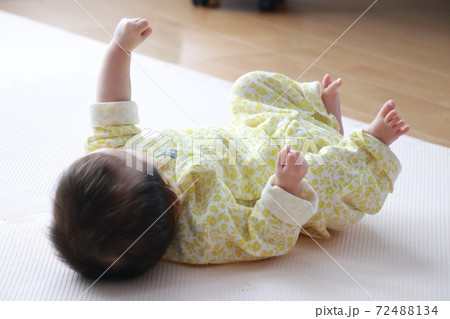 ハンドリガードをはじめた赤ちゃんのイメージの写真素材 ハンドリガードをはじめた赤ちゃんのイメージの写真素材