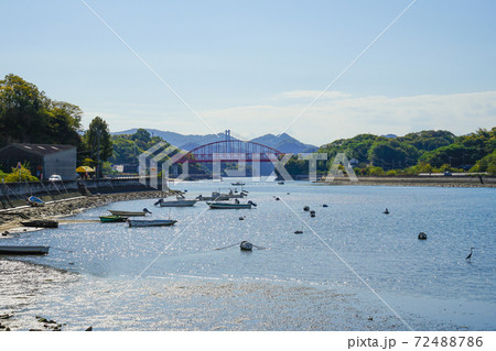 広島県尾道市　日光に照らされて輝く瀬戸内の海面 72488786