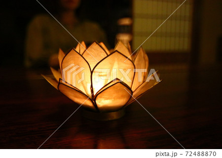 蓮の花の照明、テーブルランプ、和室の写真素材 [72488870] - PIXTA