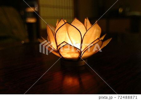 蓮の花の照明、テーブルランプ、和室の写真素材 [72488871] - PIXTA