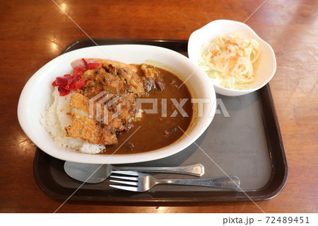 カレー専門店のカレーライス 72489451