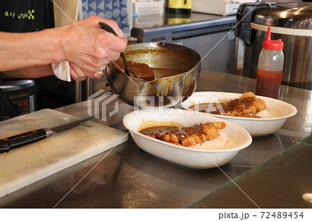 カレーを盛る カレーを盛る 72489454
