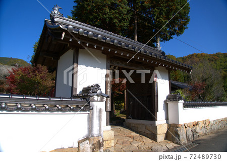 【中国地蔵尊霊場】第五番　大通寺の仁王門と快晴の空　岡山県小田郡矢掛町 72489730