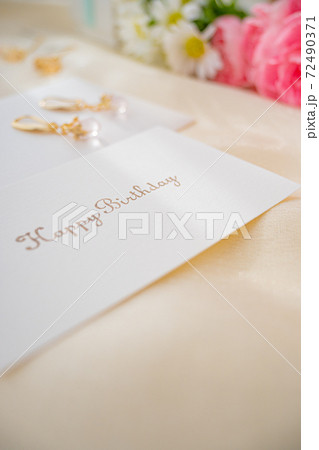 誕生日プレゼントイメージ　チェコビーズ　ゴールドピアス　花 72490371