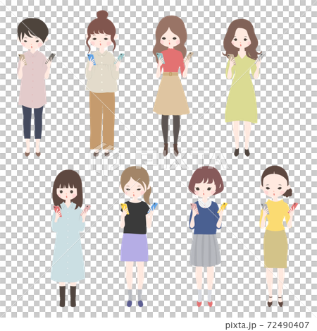 一組雙手握著智能手機並比較全身的年輕女性[無主線] 72490407