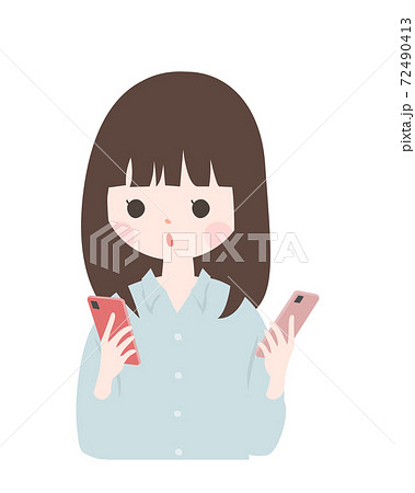 両手にスマホを持ち比較している若い女性　上半身【主線なし】 72490413