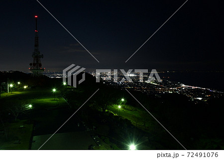神奈川県平塚市の湘南平（高麗山公園）から見た平塚市や茅ヶ崎市方面の夜景 72491076