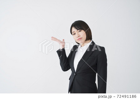 お手上げポーズのビジネスウーマン　手のひら 72491186