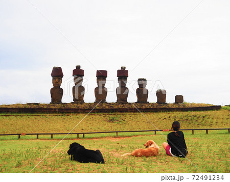 <イースター島>アナケナのモアイ像を眺める女性と犬(2月) <イースター島>アナケナのモアイ像を眺める女性と犬(2月) 72491234