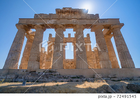Greek temple in the archaeological park of Selinunte in Sicily. 72491545