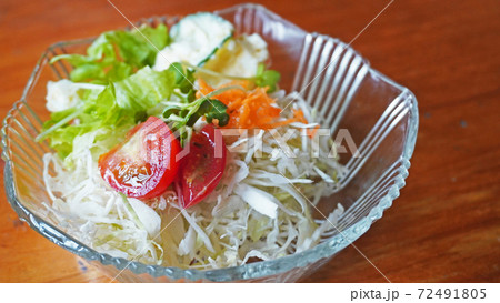 ミニトマトが入った前菜のサラダ 72491805