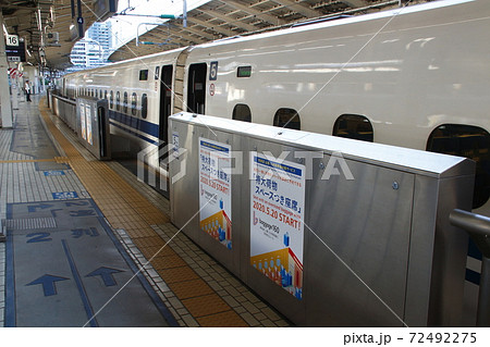 特大荷物スペースを知らせる東海道新幹線ホーム(東京駅) 特大荷物スペースを知らせる東海道新幹線ホーム(東京駅) 72492275