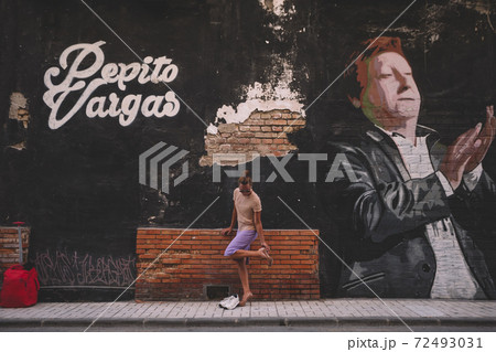 Woman opposite a wall Woman opposite a wall 72493031