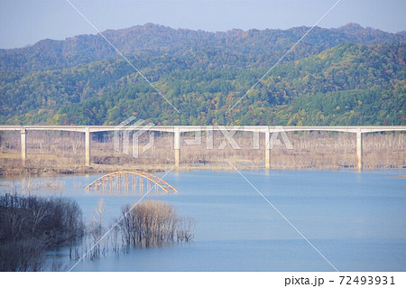 北海道夕張市 シューパロ湖に沈む白銀橋 北海道夕張市 シューパロ湖に沈む白銀橋 72493931