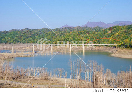 北海道夕張市　シューパロ湖に架かる新白銀橋 72493939