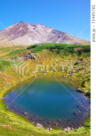 北海道　摺鉢池と旭岳 72495782