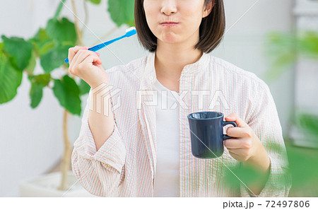 歯みがきで水を含む若い女性 72497806