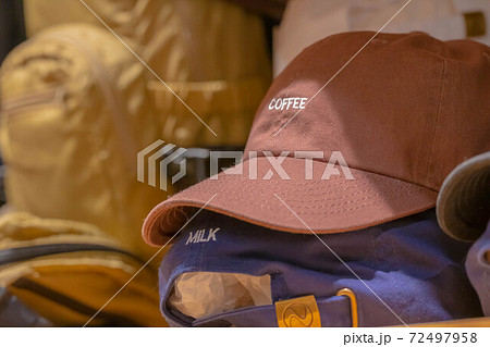 英字の刺繍された帽子の陳列 英字の刺繍された帽子の陳列 72497958