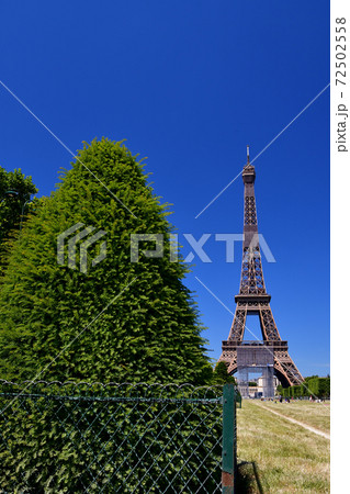 パリ、シャン・ド・マルス公園から見たエッフェル塔 72502558