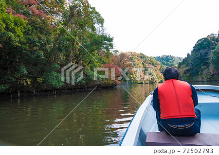 【クルーズ船からの亀山湖の紅葉を満喫する観光客】 【クルーズ船からの亀山湖の紅葉を満喫する観光客】 72502793