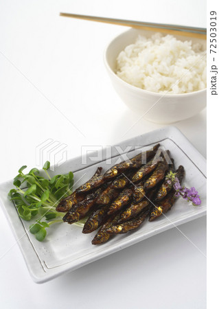 甘くてピリ辛のおいしいワカサギの佃煮でご飯 72503019