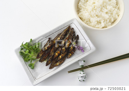 甘くてピリ辛のおいしいワカサギの佃煮でご飯 甘くてピリ辛のおいしいワカサギの佃煮でご飯 72503021